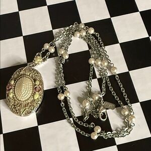 1978 Elegant Pearl and Gold Locket Pendant Necklace